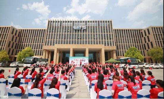 做白色的牛奶，創(chuàng)紅色的企業(yè)，花花牛乳業(yè)集團青春歌會慶祝建黨100周年