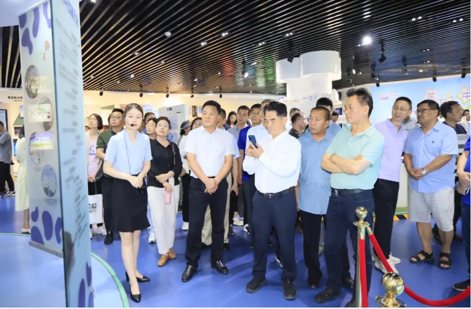 花花牛丨中國人民大學(xué)河南校友會蒞臨花花牛參觀座談 花花牛丨中國人民大學(xué)河南校友會蒞臨花花牛參觀座談