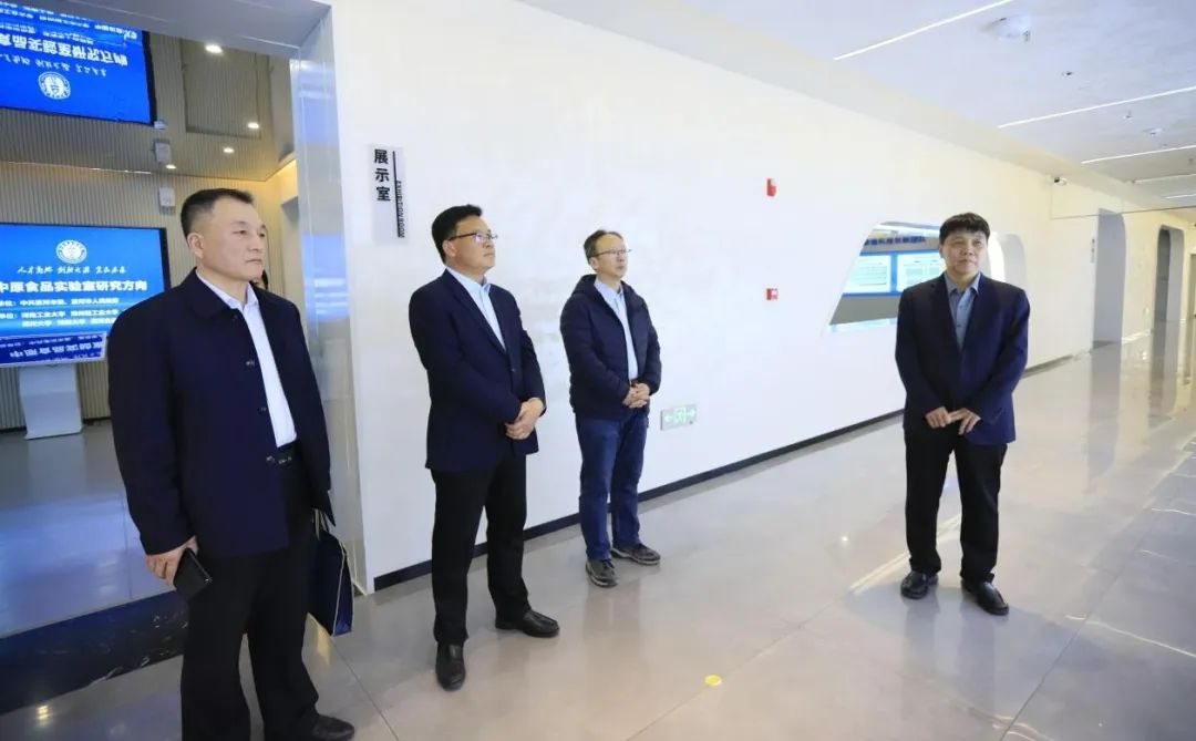 花花牛乳業(yè)集團(tuán)黨委書記、董事長唐洪峰一行赴中原食品實(shí)驗(yàn)室同中國工程院院士、中原食品實(shí)驗(yàn)室主任任發(fā)政座談交流