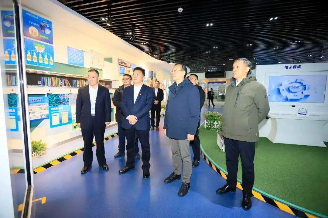 省政府國資委黨委書記、主任李濤一行到花花牛乳業(yè)集團(tuán)調(diào)研