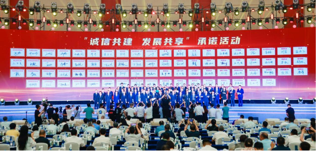 啟航新征程 點(diǎn)亮新賽道丨花花牛乳業(yè)集團(tuán)參加第十四屆中國奶業(yè)大會(huì)暨D20峰會(huì)，榮獲“中國乳制品生產(chǎn)企業(yè)現(xiàn)代化等級5A級”評定殊榮