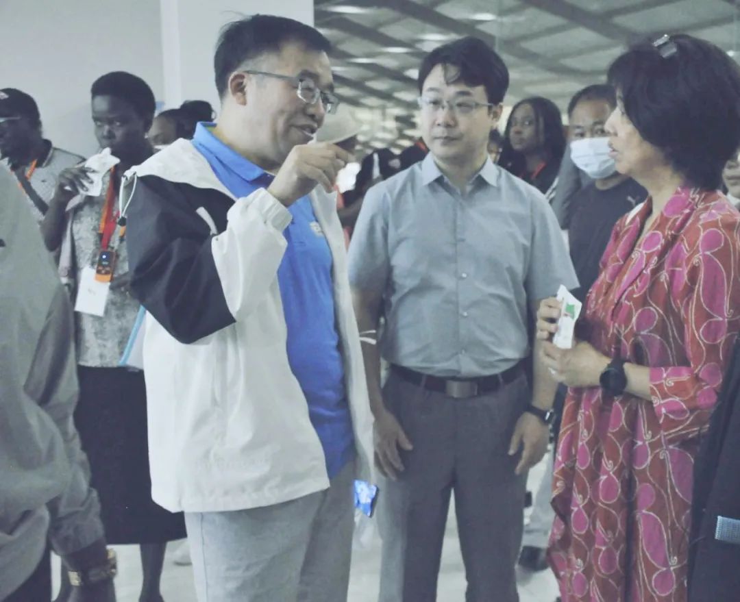 北京大學(xué)南南合作與發(fā)展學(xué)院教授、全球伙伴關(guān)系主任周詠梅一行蒞臨花花牛平輿瑞亞牧業(yè)參觀調(diào)研