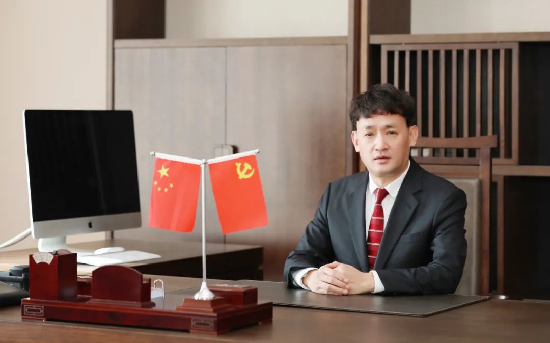 雙雙獲獎(jiǎng) 喜事連連｜ 花花牛乳業(yè)集團(tuán)榮獲“河南省知名品牌”獎(jiǎng)，董事長關(guān)曉彥榮膺“2022年度品牌人物”