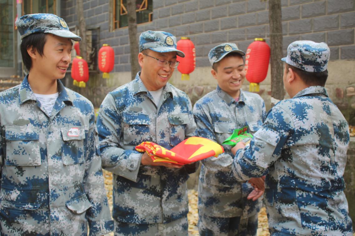 組織開展戶外拓展訓(xùn)練活動(dòng)