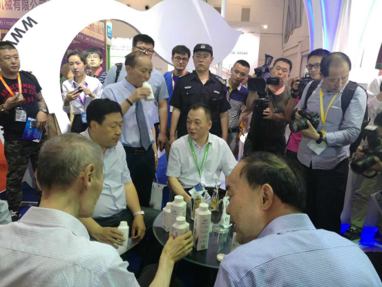 花花牛牛氣沖天！農(nóng)業(yè)部長品嘗“領暢”點贊，又獲國際奶業(yè)平臺青睞