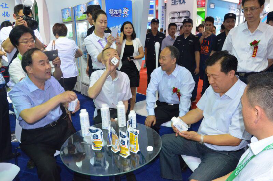 花花牛牛氣沖天！農(nóng)業(yè)部長品嘗“領暢”點贊，又獲國際奶業(yè)平臺青睞