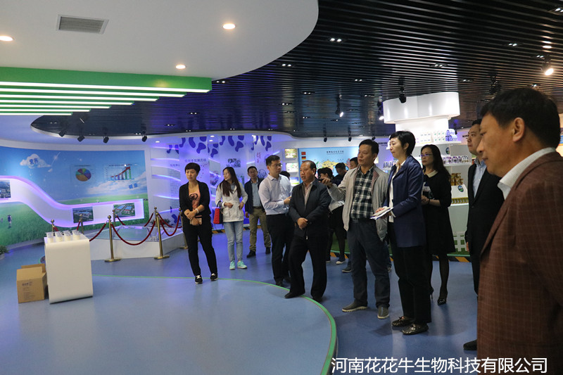 鄭州市二七區(qū)區(qū)委、統(tǒng)戰(zhàn)部部長(zhǎng)王玉紅蒞臨花花牛生物科技有限公司參觀指導(dǎo)
