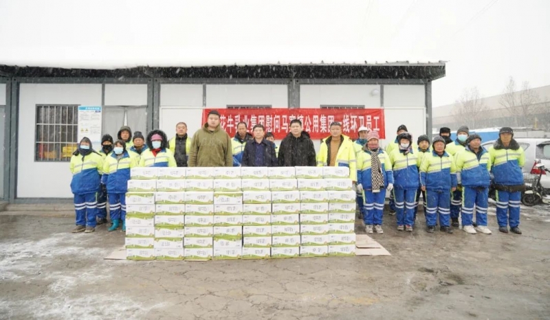 慰問(wèn)一線環(huán)衛(wèi)工，禮贈(zèng)新鮮花花牛