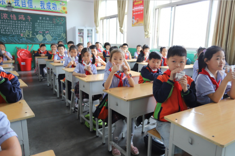 做好一杯放心奶 ——“花花?！背砷L記