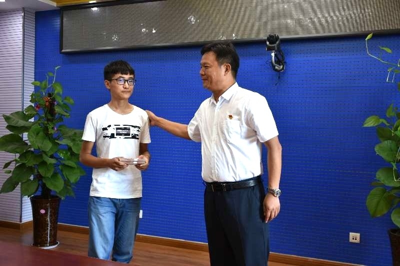 花花牛濟困解難，助力學(xué)子圓夢香江