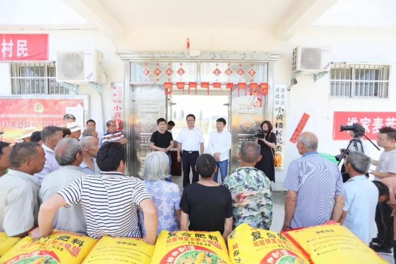 秋種化肥進(jìn)農(nóng)戶(hù) 精準(zhǔn)扶貧及時(shí)雨 | 花花牛集團(tuán)精準(zhǔn)扶貧在行動(dòng)