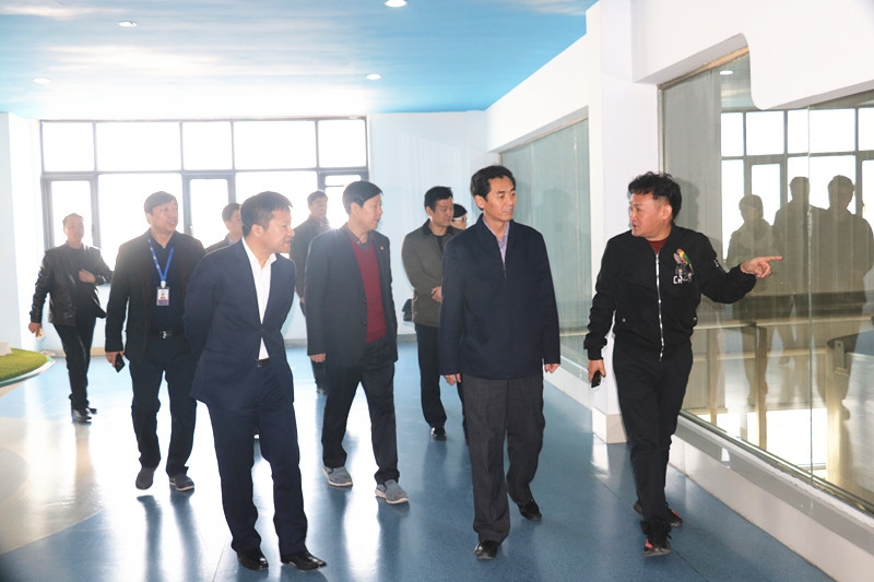 封丘縣縣長王獻臣一行蒞臨花花牛集團養(yǎng)殖、乳品事業(yè)部參觀調(diào)研