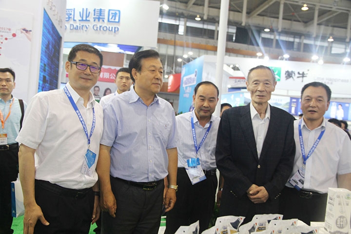 花花牛亮相第八屆中國奶業(yè)大會，又獲農(nóng)業(yè)部長一聲贊！