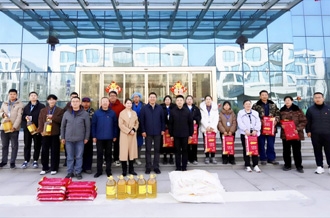 新春佳節(jié)暖人心 堅守一線顯擔(dān)當(dāng) ——河南農(nóng)業(yè)投資集團(tuán)黨委委員、副總經(jīng)理兼花花牛乳業(yè)集團(tuán)黨委書記、董事長張峰慰問花花牛乳業(yè)在崗員工